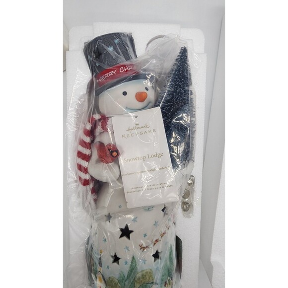 Hallmark Keepsake Snowtop Lodge Christmas Table Decoration Collectible 2012 New - Picture 2 of 4